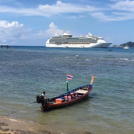 Patong Heights Hotel Buitenkant foto A longtail boat in Phuket