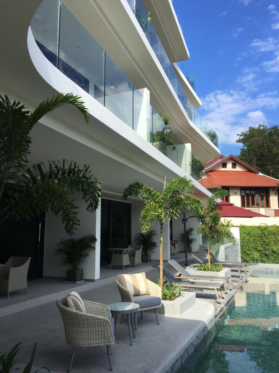 Patong Heights Hotel Buitenkant foto The hotel's pool