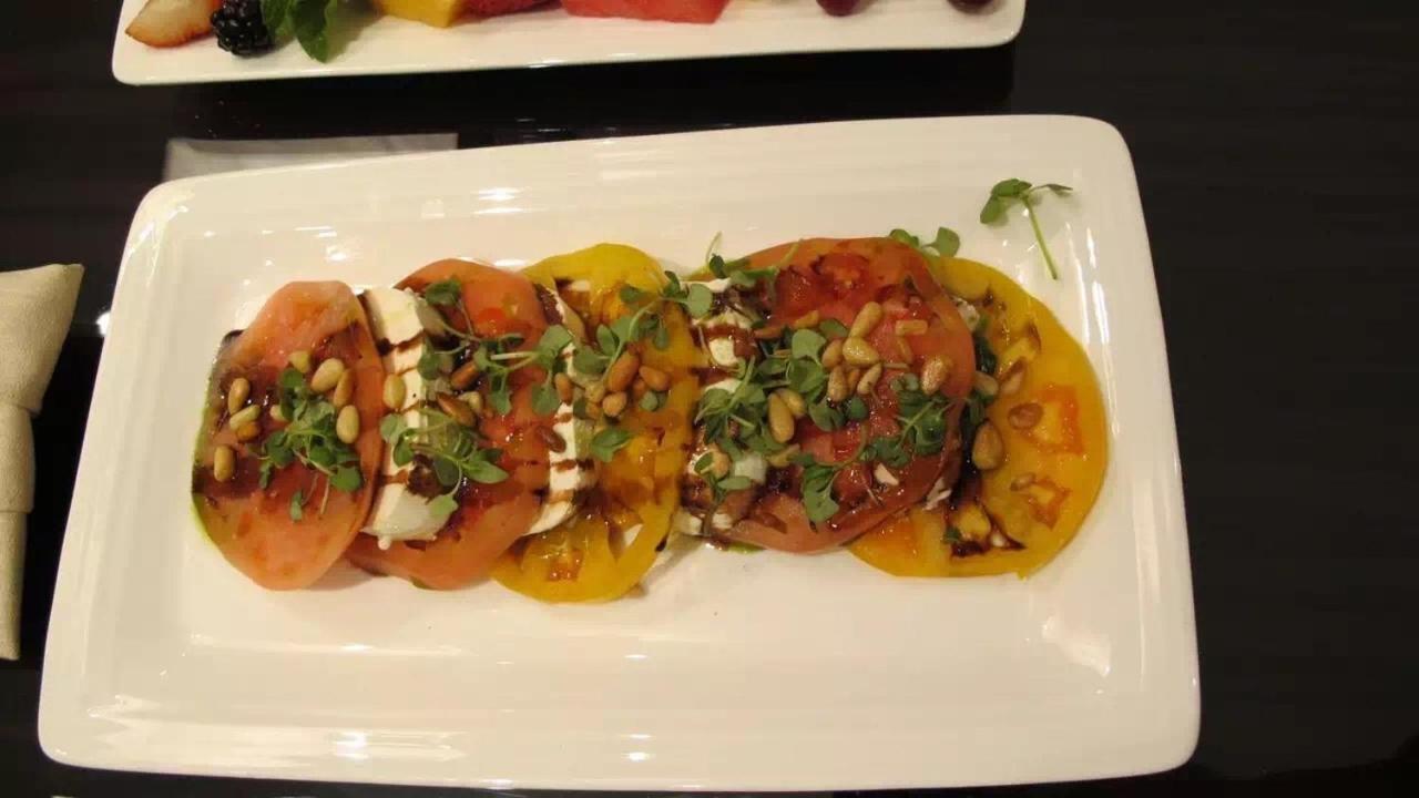 Patong Heights Hotel Buitenkant foto A tomato salad