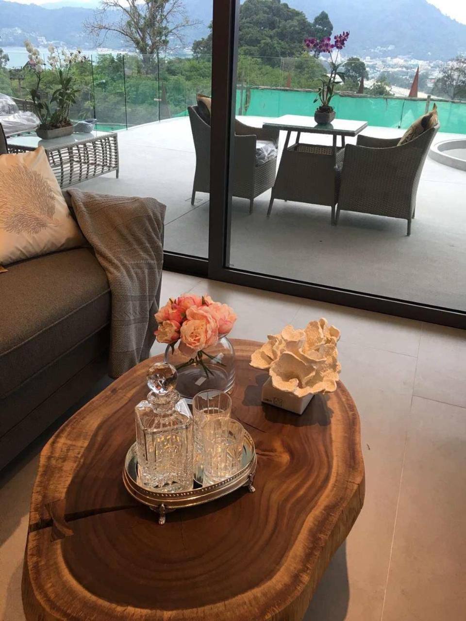 Patong Heights Hotel Buitenkant foto A table with a flower vase