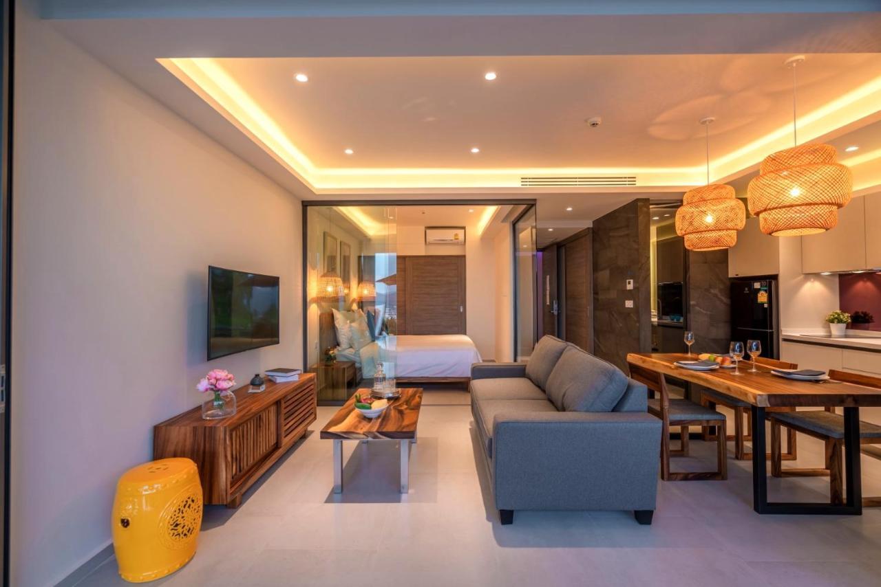 Patong Heights Hotel Buitenkant foto A living room at the hotel