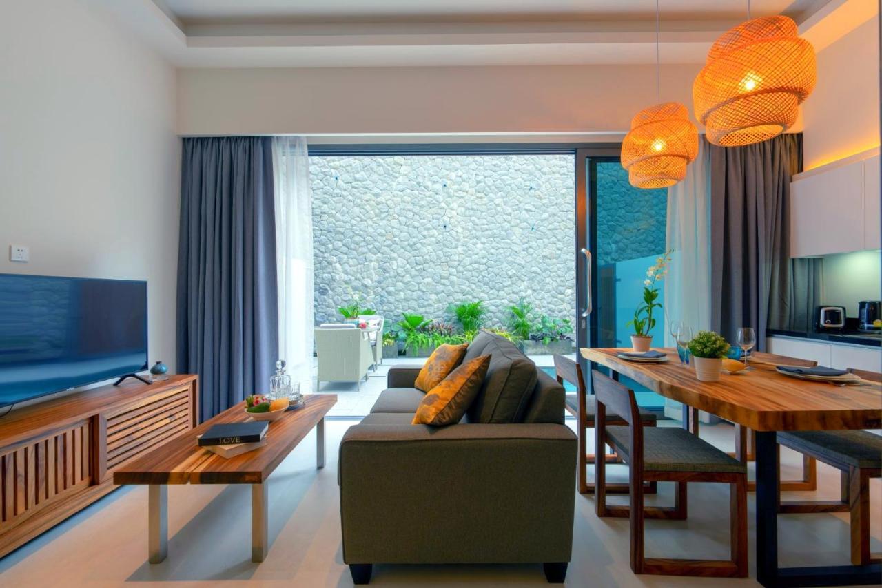 Patong Heights Hotel Buitenkant foto A living room in a condominium